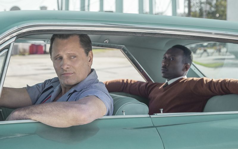 Der Weg ist das Ziel und die Straße das Versprechen der Freiheit: Das Roadmovie ist das vielleicht amerikanischste aller Filmgenres, ein Universalformat, das von Selbstfindung, Abenteuer und Heimkehr erzählt. Zur TV-Ausstrahlung von "Green Book - Eine besondere Freundschaft" am 21. August um 22:25 Uhr auf 3Sat präsentieren wir die besten Filme, die an, auf oder abseits der Straße spielen!