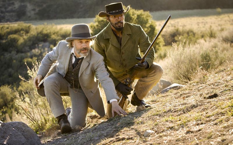 Dr. King Schultz (Christoph Waltz, links) führt in "Django Unchained" einen ehemaligen Sklaven (Jamie Foxx) in die Kunst des Kopfgeldjagens ein.