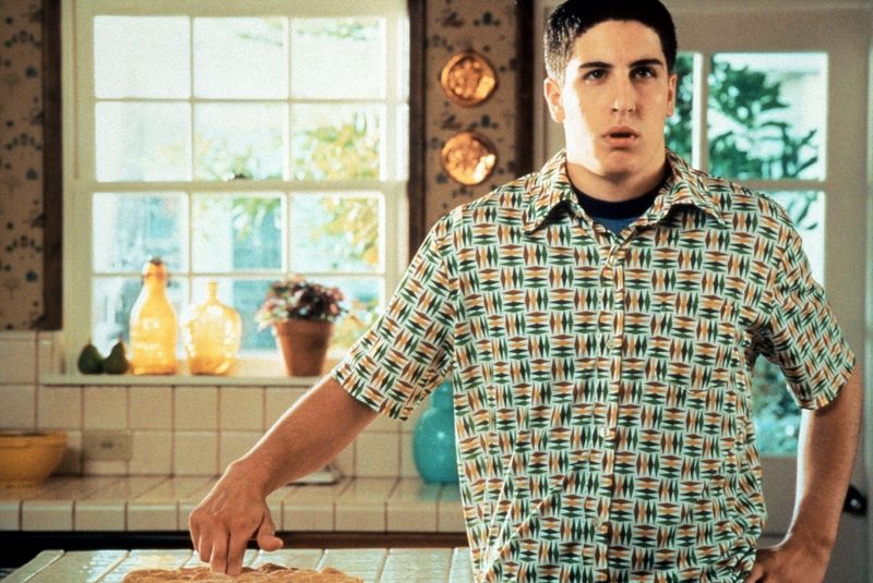 Unvergessen bleibt die legendäre Szene, in der der unbeholfene Jim Levenstein (Jason Biggs) seine körperlichen Bedrüfnisse Mithilfe eines Apfelkuchens stillt.