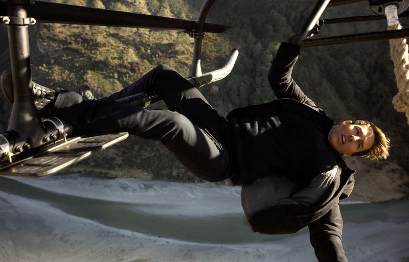 Als Geheimagent Ethan Hunt rettet Tom Cruise in "Mission: Impossible" mal wieder die Welt - und das Action-Kino womöglich gleich mit. Das Mittel seiner Wahl: halsbrecherische Stunts, die er allesamt selbst ausführt - und das mit mittlerweile 62 Jahren. In "Dead Reckoning" sind gleich zwei Szenen enthalten, die Filmgeschichte schrieben. Aber auch der Dreh von "Final Reckoning" war voller Gefahren.