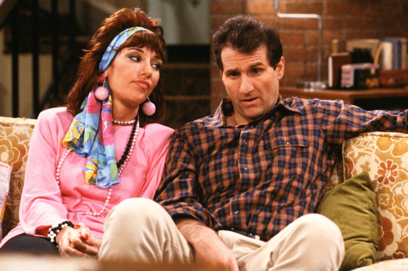Auch wenn er das Gesicht verzog, sich in jeder Folge von "Eine schreckliche nette Familie" wortreich über sie beschwerte: Irgendwie liebte Schuhverkäufer Al (Ed O'Neill) seine Peggy (Katey Sagal) ja doch. Im Fernsehen durfte beziehungsweise musste das Ehepaar Bundy es ganze zehn Jahre lang, von 1987 bis 1997, in 259 Folgen zusammen aushalten.