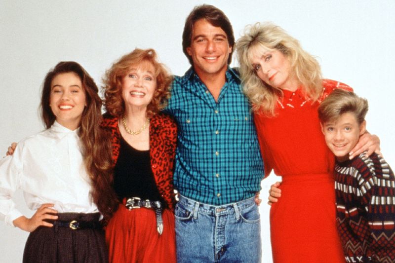 Sie waren eine der ersten Patchwork-Familien: Haushälter Tony Micelli (Tony Danza, Mitte) wirbelte mit Tochter Samantha (Alyssa Milano, links) das Leben seiner Chefin Angela (Judith Light, zweite von rechts), deren Sohn Jonathan (Danny Pintauro, rechts) und ihrer Mutter Mona (Katherine Helmond) gehörig durcheinander. Was wurde aus den Stars von "Wer ist hier der Boss?"