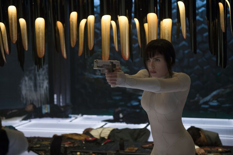 Mischwesen aus menschlichem Gehirn und Roboter-Körper: Scarlett Johansson macht in "Ghost in the Shell" als Major eine gute Figur.