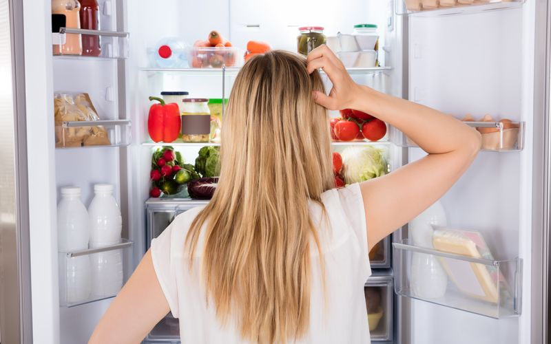 Sollen Tomaten im Kühlschrank gelagert werden? Und hält Brot wirklich länger, wenn ich es kühl aufbewahre? Wir sagen Ihnen, welche Lebensmittel in den Kühlschrank gehören und welche Sie besser bei Raumtemperatur lagern sollten ...
