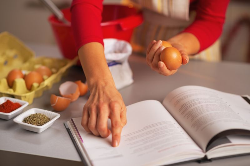 Schon bevor Sie mit der eigentlichen Zubereitung Ihres Gerichts beginnen, sollten Sie das Rezept genau studieren: Haben Sie alle nötigen Zutaten zu Hause? Und in welcher Reihenfolge kommen die einzelnen Bestandteile in den Kochtopf? Nur wenn Sie die einzelnen Schritte verinnerlicht haben, können Sie unnötige Verzögerungen verhindern.