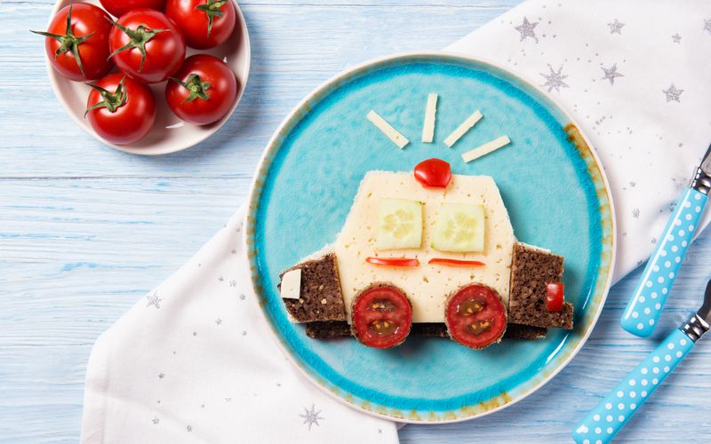 Schon wieder nur Brotzeit? Wer diese Beschwerde seiner Kinder kennt, der sollte sich überlegen, das Abendbrot einfach lustig herzurichten. Käse auf eine Scheibe Vollkornbrot, ein paar Ecken abschneiden, Tomaten und Gurken zu Fenstern und Rädern umfunktionieren - fertig ist der Brot-Polizei-Wagen!