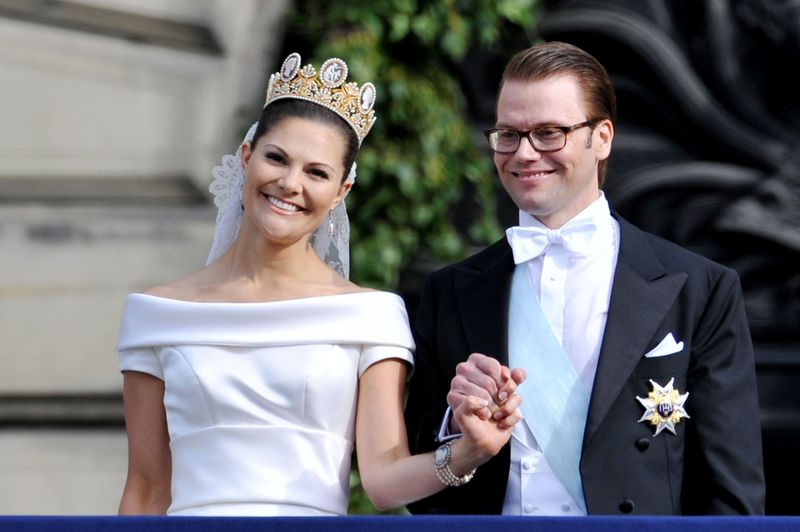 Im Juni 2010 heiratete Kronprinzessin Victoria den ehemaligen Fitnesstrainer Daniel Westling. Beziehungen zwischen Royalen und Bürgerlichen wie diese stehen im Fokus der dreiteiligen ZDF-Doku.