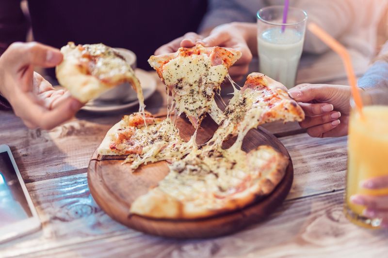 Vor dem Trinken viel und fett essen, um länger nüchtern zu bleiben? Das klappt tatsächlich! Mit einer guten Grundlage vor dem Trinken dauert es länger, bis der Alkohol ins Blut gelangt. Allerdings verhindert ein voller Magen nicht die gänzliche Aufnahme des Alkohols - er hilft nur, nicht ganz so schnell betrunken zu werden.