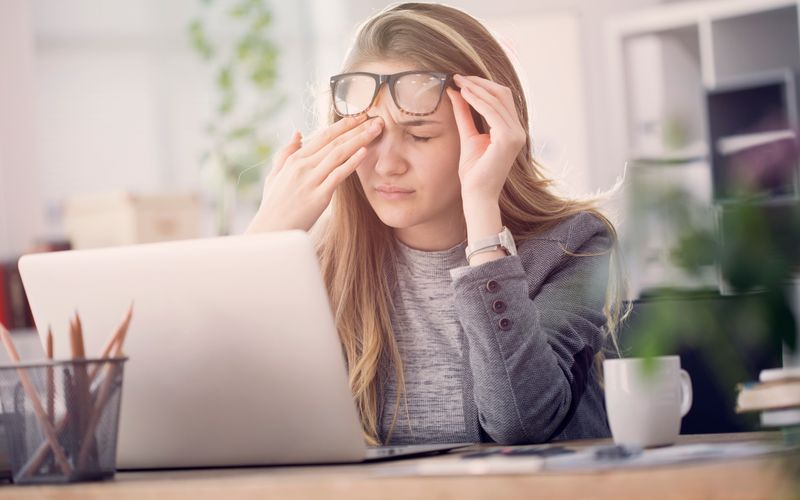 Kopfschmerzen können unterschiedliche Ursachen haben. Wenn es sich um Spannungskopfschmerzen handelt, können vor allem frische Luft und Bewegung helfen. Bei von Stress ausgelösten Schmerzen hilft Entspannung. Im Einzelnen helfen folgende Hausmittel ...
