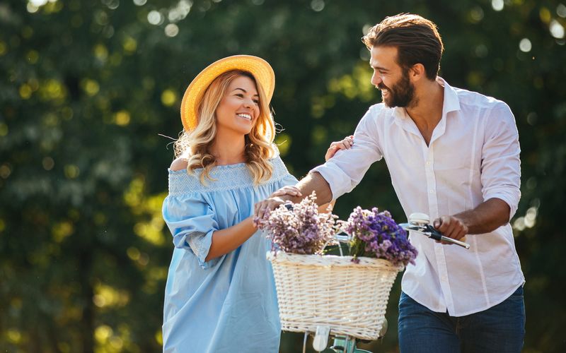 Endlich Frühling! Und mit ihm fast automatisch die Lust, mal wieder mit ganzem Herzen zu flirten. Ob auf der Straße, im Park oder im Büro - Gelegenheiten gibt es viele, wenn alle wieder aus ihren Wohnungen kommen und die Wärme genießen! Wir haben ein paar Tipps für Sie gesammelt, wie es am besten klappt mit dem romantischen Frühlingsflirt ...