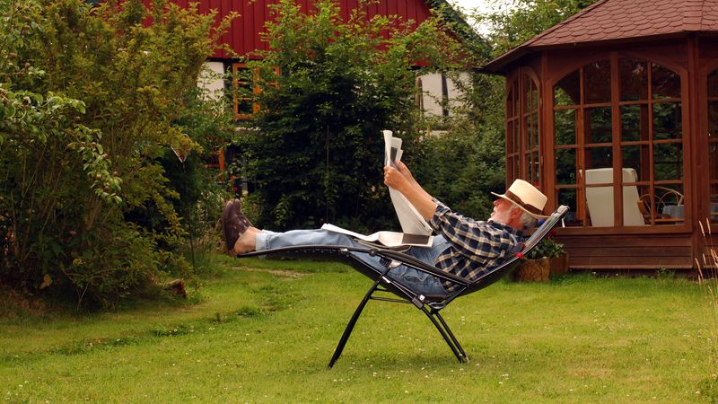 Das ist wohl die bekannteste Eselsbrücke: Denken Sie einfach an Ihre Gartenmöbel! Was tun Sie, wenn der Sommer kommt? Genau, Sie holen Liegestuhl & Co. herVOR ...

