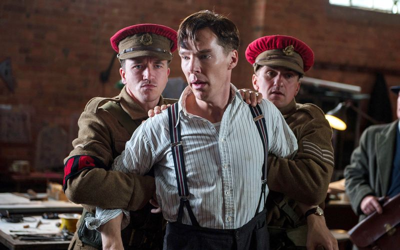 Alan Turing (Benedict Cumberbatch, Mitte) wird von seinen Kollegen verdächtigt, ein Spion zu sein.