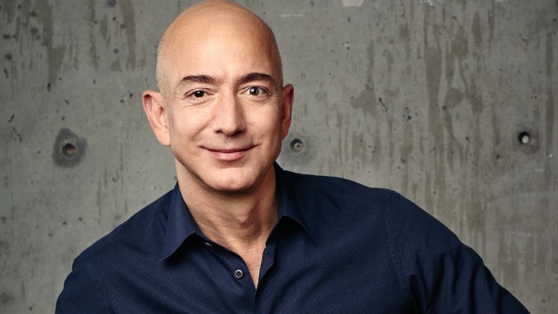 Amazon-Gründer Jeff Bezos ist der reichste Mensch der Welt. Derzeit schätzt man sein Vermögen auf 143 Milliarden Dollar. Von Anfang an wollte der ehemalige Wall Street-Analyst vor allem Daten sammeln, weil er mit als Erster das Geschäftspotenzial hinter dieser Idee erkannte.