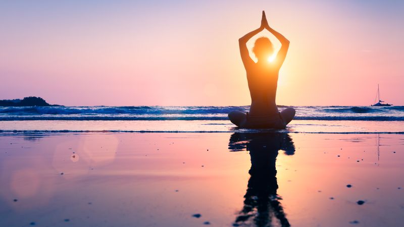 Von A wie Asana bis O wie Om, wer schon einmal Yoga gemacht hat, weiß, dass es viele Begriffe gibt, die die einzelnen Übungen erklären. Wofür diese stehen, sagen wir Ihnen in der Galerie.