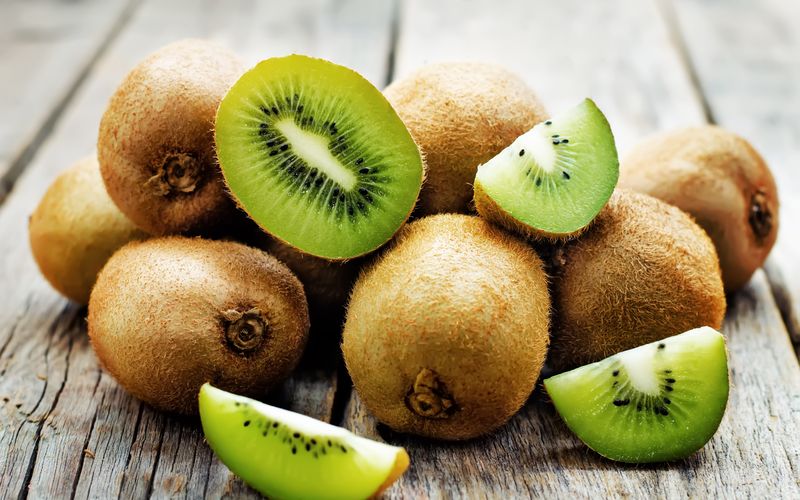 Sie tragen die Frucht als Spitznamen und schälen sie nicht: Neuseeländer verzehren Kiwis mit ihrer Schale - das ist gar nicht mal so abwegig. Tatsächlich ist der "Pelzmantel" essbar und enthält wertvolle Vitamine. 