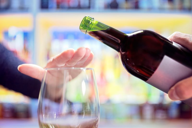 Zugegeben, der Mythos, dass ein Glas Rotwein pro Tag unser Leben verlängert, gefällt uns ganz gut. Leider verkürzt Alkohol laut einer Studie tatsächlich unser Leben. Verzichten Sie auf Alkohol, leben Sie vermutlich länger. Was Ihnen außerdem bei 30 Tagen Alkoholverzicht passiert, lesen Sie in der Galerie ...