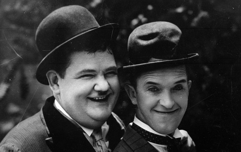 Sie sind eigentlich nur im Doppelpack denkbar: Oliver Hardy (links, 1892 bis 1957) und Stan Laurel (1890 bis 1965). Als Comedy-Duo Laurel und Hardy (hierzulande etwas despektierlich "Dick und Doof" getauft) drehten sie zusammen mehr als 100 Filme. Vor allem mit ihren Slapstick-Einlagen begeistern sie noch heute.