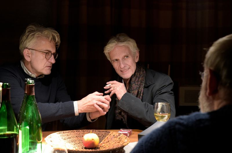 Anwalt Max Schmeler (Mathieu Carrière, Mitte) zieht von den Geschwistern, vor allem von Jakob (Dominic Raacke, links), misstrauische Blicke auf sich.