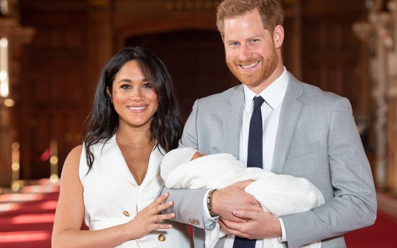 Mit dem ersten Vornamen ihres Sohnes überraschten die stolzen Eltern Harry und Meghan 2019 die Öffentlichkeit: Archie ist keiner der üblichen britisch-royalen Vornamen, die auf Traditionen oder Vorfahren verweisen. Er lag jedoch in Großbritannien im Trend: 2017 rangierte er auf Platz 18 der beliebtesten Vornamen.