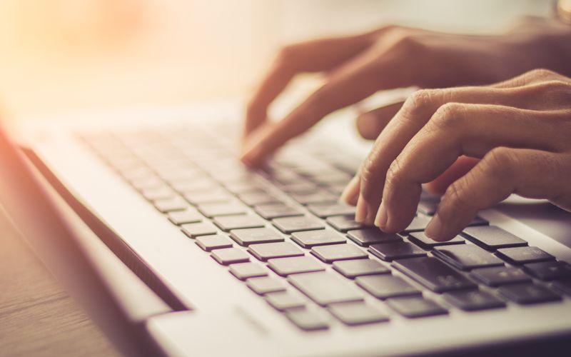 Vor Antritt längerer Fahrten sollten Sie sich über Ihre Route und die Verkehrslage informieren. So können Sie Umfahrungen von Staus gegebenenfalls schon im Voraus planen. Eine Kenntnis der Strecke macht zudem auch in Zeiten von navigatorischen Hilfsmitteln Sinn - gerade dann, wenn Sie ohne Beifahrer unterwegs sind und während der Fahrt nur noch bedingt Informationen einholen können.