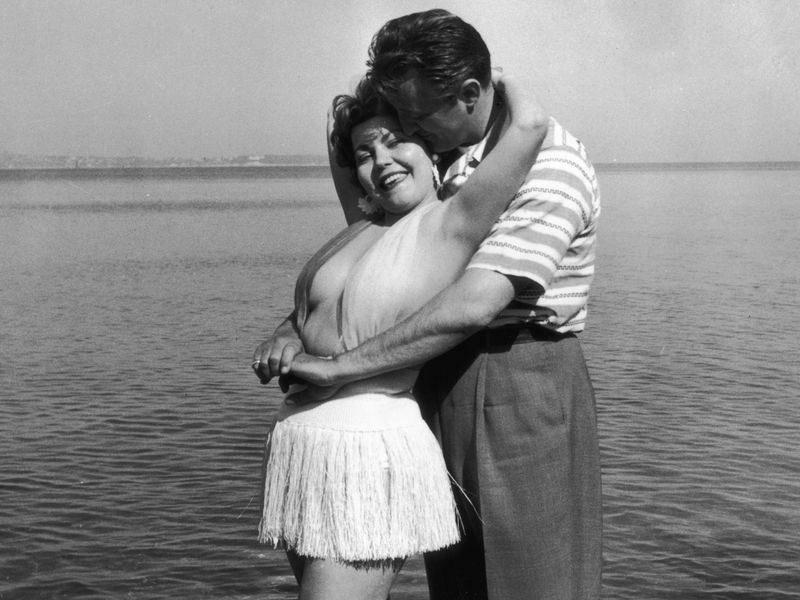 In den USA würde ein solches "Vergehen" noch heute die Gemüter erregen. 1954 war Freizügigkeit nicht ganz ohne - nicht einmal im als freizügig geltenden Frankreich. Ein Umstand, den die semi-berühmte Schauspielerin Simone Silva für ihre 15 Minuten Weltruhm auszunutzen wusste. Kurzerhand ...
