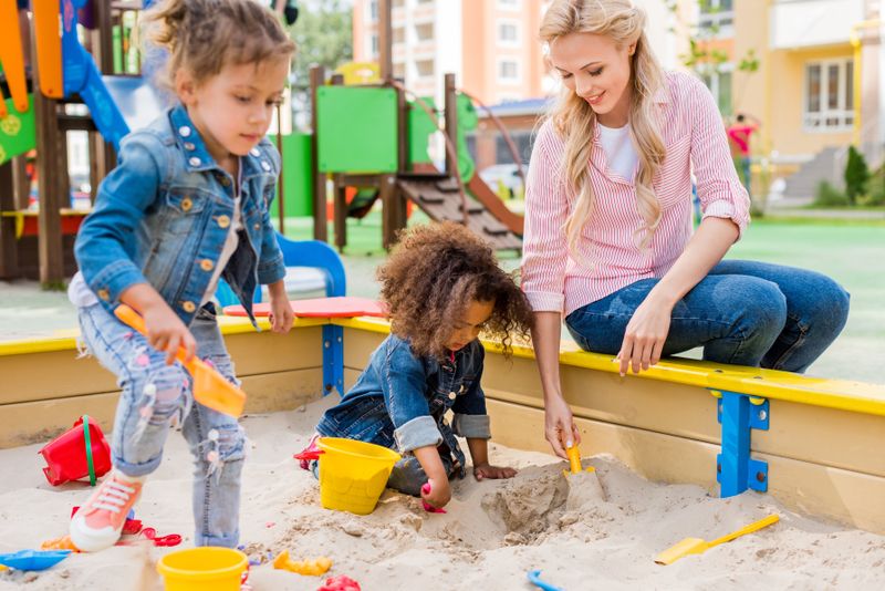 Kommt Ihnen das nicht komisch vor? Sie sitzen als einzige Mutter mit Schaufel und Eimerchen im Sandkasten, anstatt daneben auf der Parkbank?