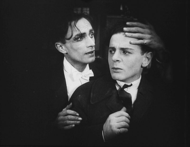 "Anders als die Andern" gilt als erster Film der Geschichte, der sich mit dem Thema Homosexualität auseinandersetzt. Im Mai 1919 feierte das Liebesdrama seine Premiere - "Von allen Seiten ertönten Pfui-Rufe, man johlte, schrie und pfiff", notierte eine Zeitung damals. Ein Jahr später wurde der Film verboten.