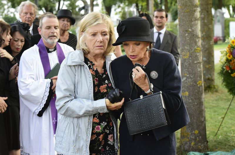 Die beiden Jugendfreundinnen Helga (Jutta Speidel, links) und Maria (Uschi Glas) treffen sich durch Zufall bei einer Beerdigung auf dem Friedhof wieder.