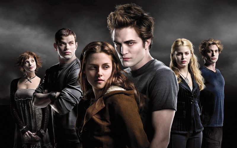 Lang ist's her: Im Herbst 2008 startete der erste Teil der "Twilight"-Saga in den Kinos. Die Stars von damals sind heute längst erwachsen - wir zeigen Ihnen, was Robert Pattinson, Kristen Stewart und Co. heute machen.