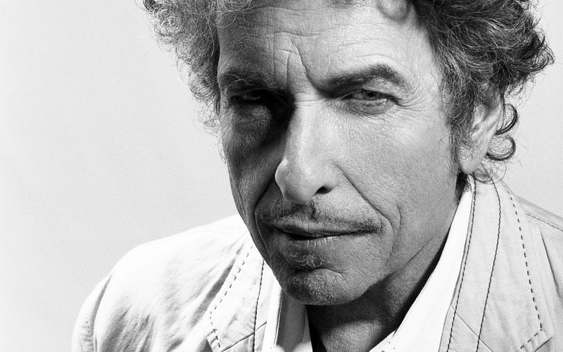 Vielen gilt er als der größte Songwriter aller Zeiten: Bob Dylan. Zahlreiche Journalisten und Experten wollten schon erklären, wer diese Musiklegende "wirklich" ist. Befriedigend beantworten konnte die Frage aber noch niemand. Zur Veröffentlichung der neuen Liedersammlung "Shadow Kingdom" versucht unsere Galerie mit den wichtigsten Fakten über das rätselhafte Genie zumindest eine Annäherung ...