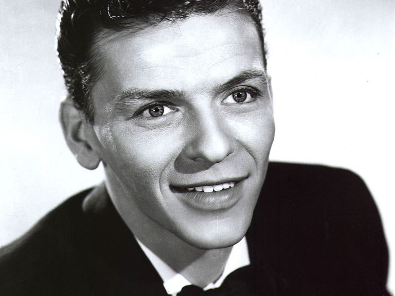 Damals wusste niemand, was ein Teenie-Idol ist, er war aber trotzdem eins. Der junge Frank Sinatra, hier im Jahr 1944, hatte viele ebenso junge Fans - vor allem weibliche. Bei seinen Auftritten kam es zu Szenen, die sich mit der Hysterie vergleichen lassen, die zwei Jahrzehnte später vier Pilzköpfe aus Liverpool auslösen sollten...