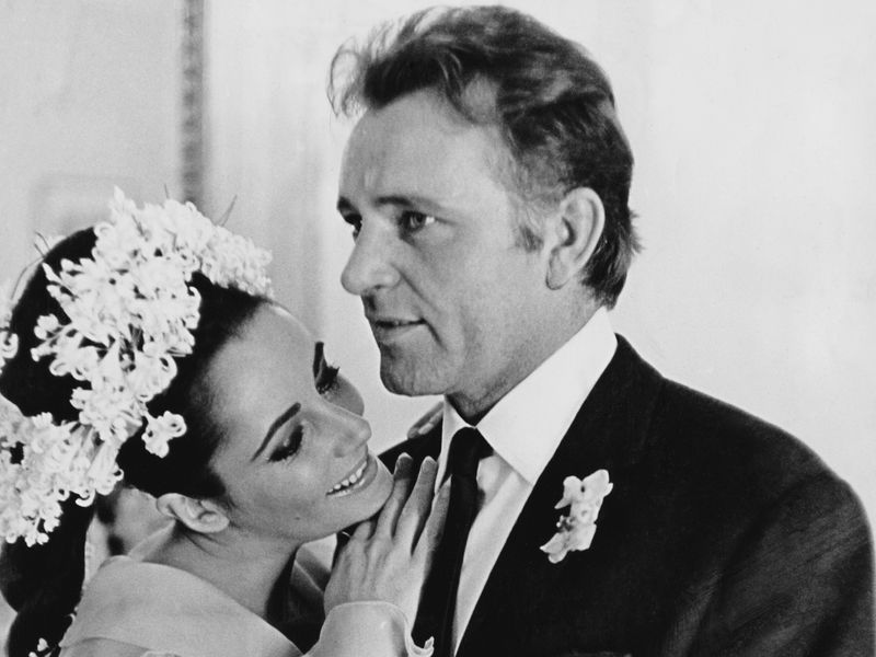 Liz Taylor und Richard Burton befanden ihre Scheidung zehn Jahre nach der ersten Heirat als Fehler. 1975 heirateten sie zum zweiten Mal. Das Glück war von kurzer Dauer, 1976 folgte die endgültige Scheidung.