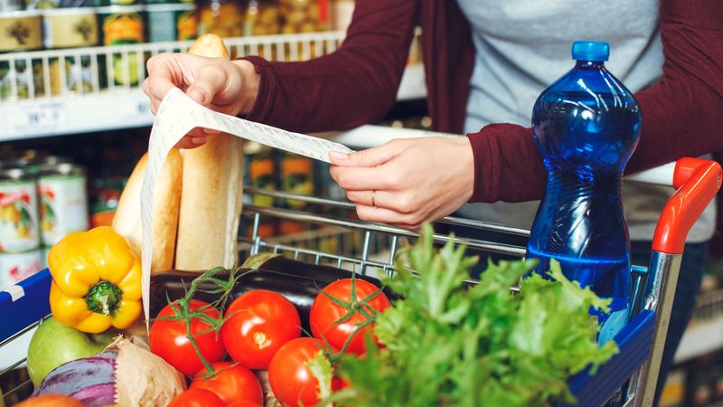 Für viele ist der wöchentliche Einkauf eine lästige Pflicht, andere freuen sich regelrecht auf die Shoppingtour am Samstagmittag. Doch keiner möchte im Supermarkt zu viel Geld ausgeben oder sich mit Lockangeboten übers Ohr hauen lassen. Die hohe Inflationsrate tut ihr Übriges, dass der Einkauf immer teurer wird. Mit ein paar einfachen Tricks landen nicht mehr Produkte in Ihrem Einkaufswagen, als Sie eingeplant hatten und Sie sparen vielleicht sogar noch den ein oder anderen Euro. Wir sagen Ihnen, welche das sind.