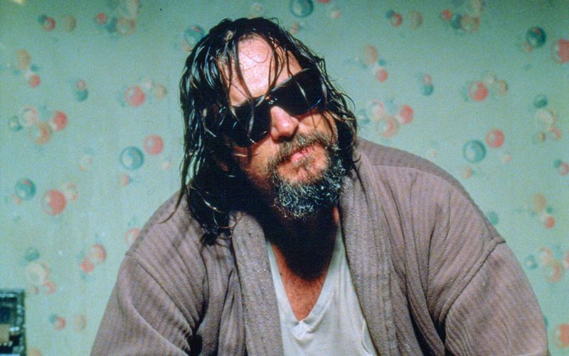 Hier kommt der Dude: Am 19. März 1998, vor genau 25 Jahren, startete "The Big Lebowski" in den deutschen Kinos. Zum Jubiläum kippen wir nicht nur stilecht einen White Russian, sondern blicken auch auf die Karriere der Hollywood-Legende Jeff Bridges.