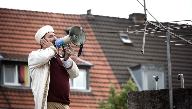 Hodscha (Hilmi Sözer) greift zu drastischen Mitteln: er gibt den Muezzin und ruft von den Dächern von Lautringen zum Gebet.