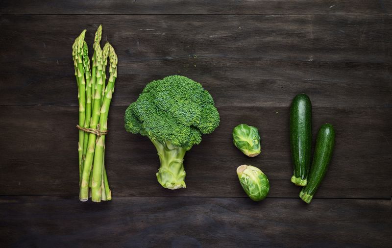 Um aus Gemüse eine schmackhafte Mahlzeit zuzubereiten, muss es nicht gleich zerkocht werden. Außerdem schmeckt es dadurch nicht besser, ganz abgesehen davon, dass beim Kochen viele Vitamine verloren gehen. Frisches, unverarbeitetes Gemüse ist ein Gewinn für Ihren Speiseplan: Es ist leicht, knackig und passt hervorragend zu leckeren Dips. Und das Beste: Sie sparen sich das Kochen! In der Galerie zeigen wir Ihnen Gemüsesorten, bei denen Sie bedenkenlos auch in rohem Zustand zubeißen können ...