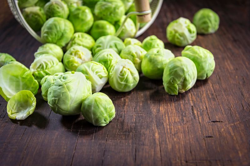 Hätten Sie's geahnt? Rosenkohl ist durchaus auch in nicht-gekochtem Zustand genießbar. Doch nur die wenigsten haben bisher für ihren Rohkostsalat zu den kleinen grünen Bällchen gegriffen. Mit einem leckeren Dip oder als knackige Zugabe im Salat macht der Rosenkohl auch roh etwas her. 