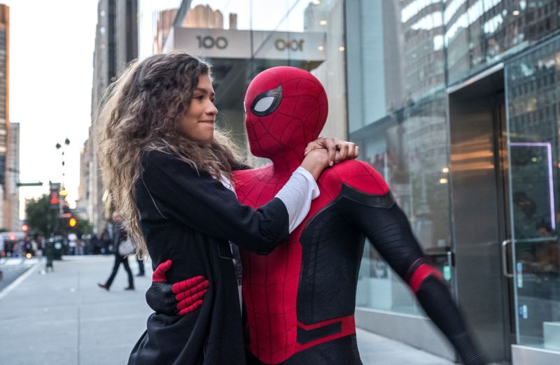 Spider-Man (Tom Holland) will seiner Freundin MJ (Zendaya) seine Liebe gestehen, traut sich aber nicht wirklich.