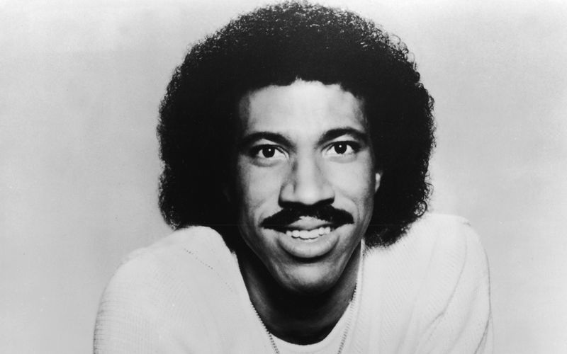 Mit fast 100 Millionen verkauften Tonträgern ist Lionel Richie einer der erfolgreichsten Musiker der Popgeschichte. Dabei wäre es fast nicht so weit gekommen: Richie war in der Highschool nämlich ein begnadeter Tennisspieler, was ihm sogar ein Stipendium einbrachte. Doch an der Tuskegee University kam es zu einer schicksalhaften Begegnung ...