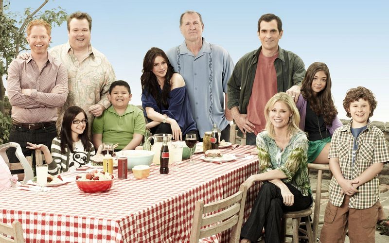 Auf den ersten Blick eine ganz normale Patchwork-Familie und der Anfang einer Erfolgsgeschichte im Jahr 2009. Von links: Mitchell (Jesse Tyler Ferguson), Alex (Ariel Winter), Cameron (Eric Stonestreet), Manny (Rico Rodriguez), Gloria (Sofia Vergara), Jay (Ed O'Neill), Phil (Ty Burrell), Claire (Julie Bowen), Haley (Sarah Hyland) und Luke (Nolan Gould).