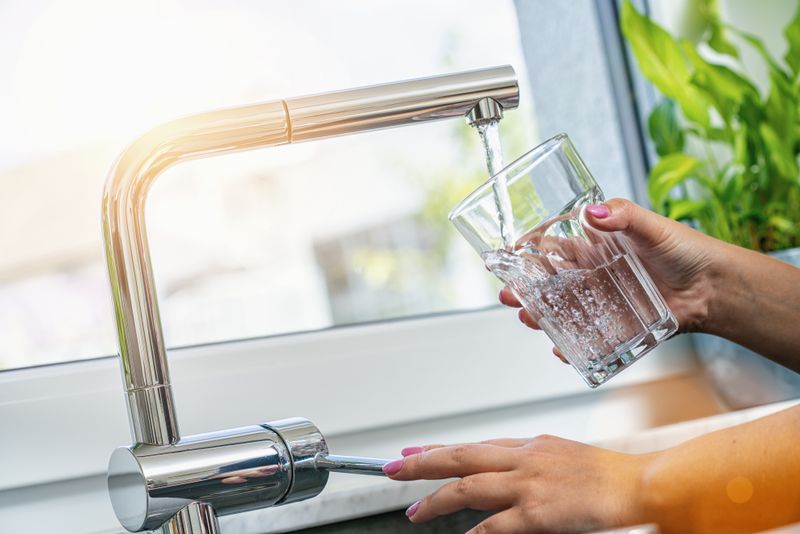 Sie können es wahrscheinlich nicht mehr hören, aber es stimmt: Trinken Sie viel Wasser. Wer andere Getränke durch Wasser ersetzt, spart 100 Prozent Kalorien, denn es ist kalorienlos. 