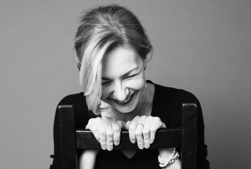 "Lachen ist die beste Medizin" wurde nicht ohne Grund zum Sprichwort. Wer ausgelassen lacht, tut seiner Gesundheit auf verschiedene Weise einen großen Gefallen: 20 Sekunden entsprechen etwa der körperlichen Leistung von drei Minuten schnellem Rudern. Wer ganze zwei Minuten dauerlacht, spart sich 20 Minuten joggen. 