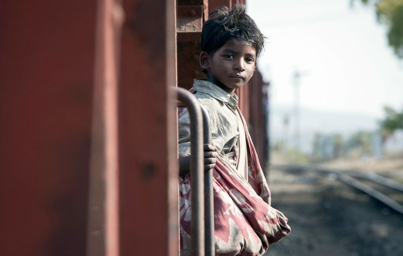 Endstation Kalkutta: Unfreiwillig ist der fünfjährige Saroo (Sunny Pawar) in der Millionenstadt Kalkutta gestrandet.