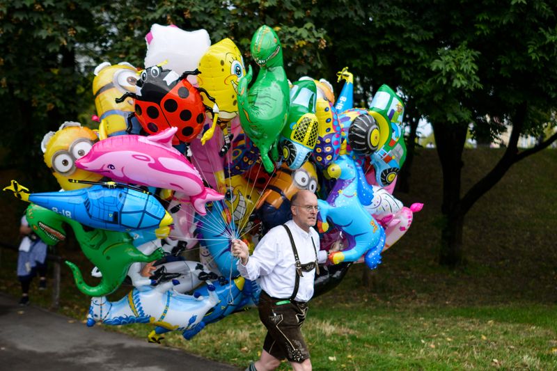 Menschen mit einer Globophobie haben Angst vor Luftballons. Das klingt für Außenstehende ziemlich amüsant. Doch leider ist es für die Betroffenen gar nicht lustig und sie meiden Situationen wie Geburtstagsfeiern oder Volksfeste, die andere Menschen mit Freude verbinden. 