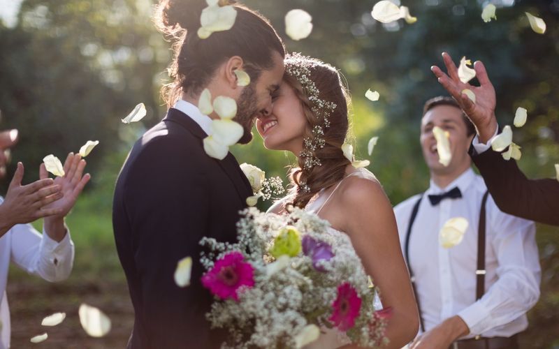 Die Hochzeit ist der schönste Tag im Leben von Verliebten. Doch das Glück kann schnell getrübt werden, wenn sich die Rechnungen für Brautkleid, Blumen, Catering und Location türmen. Eine Hochzeit kostet oft so viel wie ein Kleinwagen und nicht viele haben das Glück, dass die Eltern die Kosten tragen. Wir zeigen Ihnen, wo Sie bei Ihrer Hochzeit Geld sparen können und trotzdem ein traumhaft schönes Fest feiern werden ...