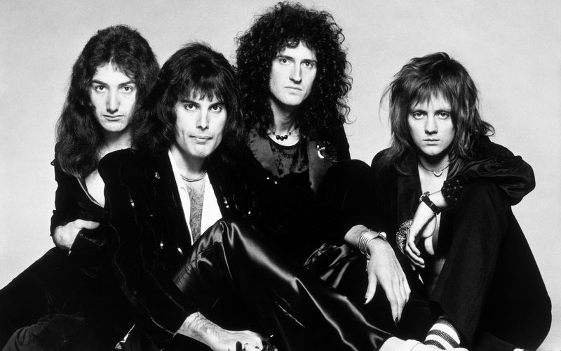 Sie waren die erste Band, die mit einem "klassischen" Song die Schallmauer durchbrach: Das Video zu Queens "Bohemian Rhapsody" wurde inzwischen über eine Milliarde mal bei Youtube angesehen. Kein anderer, vor 1990 gedrehter Clip hat das bislang geschafft. Trotzdem schaffen es Freddie Mercury damit nicht in die Top 20, ja nicht mal die Top 100 der meist gesehenen Videos ...
