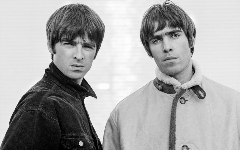 Bewaffnet mit nichts anderem als dem Glauben an sich selbst haben zwei Brüder die Musikwelt erobert: Noel (links) und Liam Gallagher.