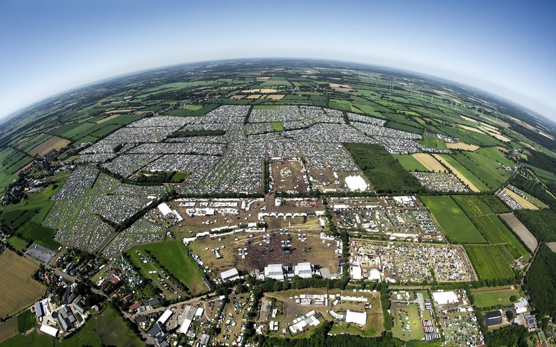 Aus aller Welt reisen die Fans an, 75.000 werden es sein. Hotels sind kilometerweit entfernt. Also wird gecampt. Auf einem Areal, das vor und nach Wacken zu etwas anderem nicht mehr zu gebrauchen ist.