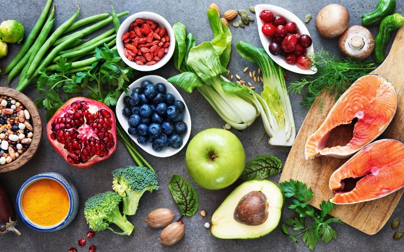 Keine Sorge, wenn Sie Ihr Gehirn unterstützen möchten, ist das keine separate Ernährungswissenschaft. Was Ihrem Körper guttut, ist auch gut für Ihr Gehirn und umgekehrt. Brainfood ist Teil einer allgemein gesunden und ausgewogenen Ernährung. Gemüse, Obst, Vollkorn, Hülsenfrüchte, Fisch und Nüsse sind Lebensmittel, die die Gesundheit Ihres Körpers und Gehirns gleichermaßen fördern.