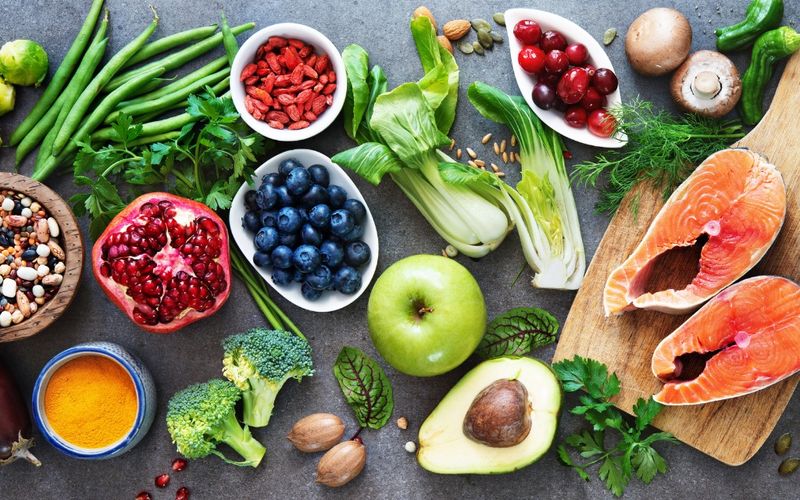 Wenn es um gesunde Ernährung geht, scheiden sich die Geister. Mal wird empfohlen, täglich fünf Portionen Obst zu essen, dann werden Kohlehydrate verteufelt. Allerdings lässt sich anhand der enthaltenen Nährstoffe von Lebensmitteln ganz gut feststellen, was gesund ist und was nicht. Jennifer Di Noia, Professorin an der William Paterson University in New Jersey, führte 2014 eine Studie durch und erstellte eine Liste der 41 nährstoffreichsten und damit gesündesten Lebensmittel ...